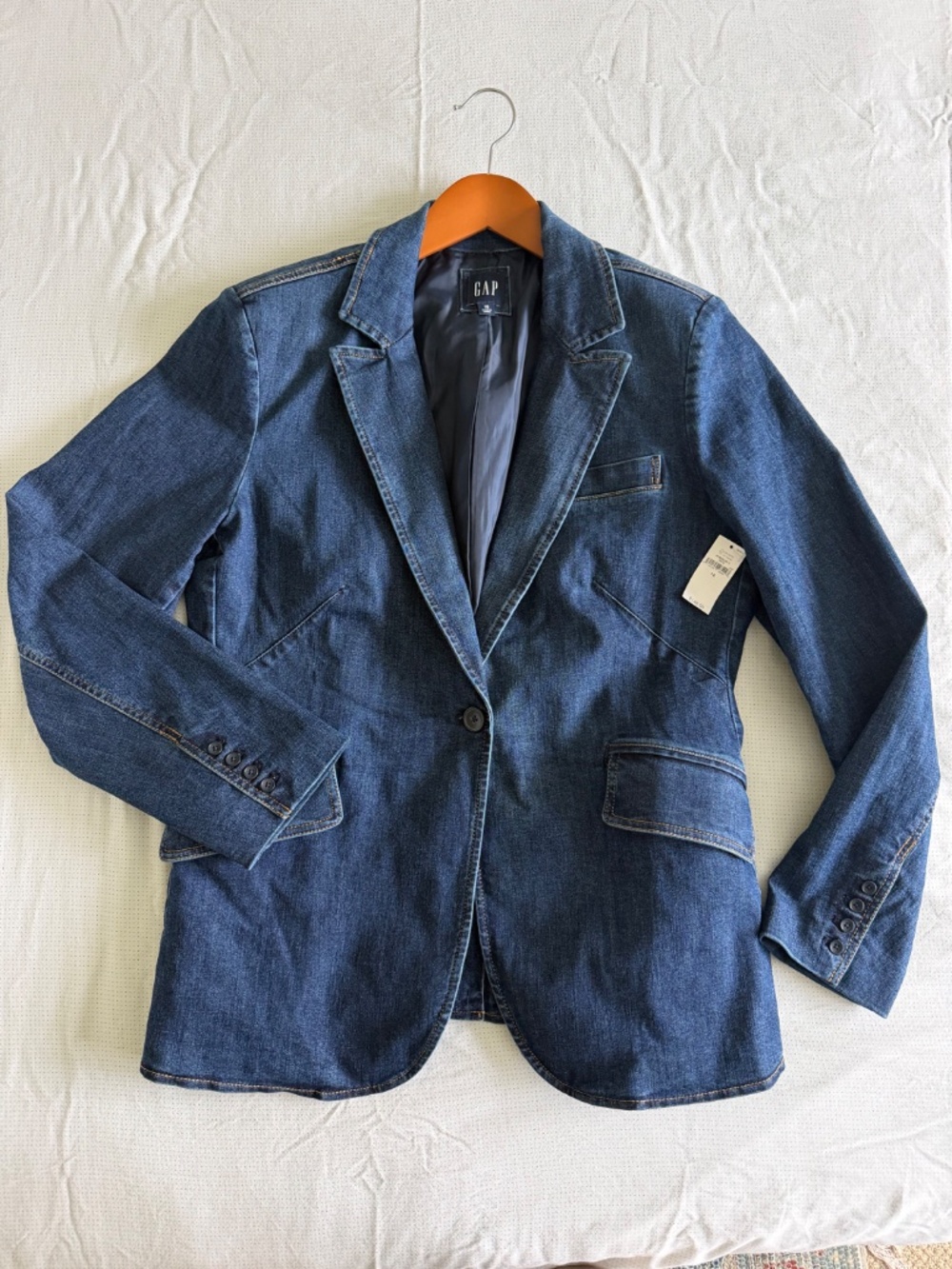 Sleek Gap fitted denim blazer with stretch.